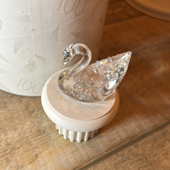 Swarovski swan with crystals on wings in mint condition. - Picture 2 of 5